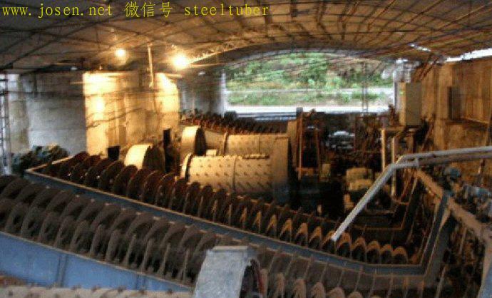選礦車間景象——球磨機(jī)和螺旋分級機(jī).jpg